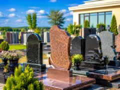 Скільки коштує пам'ятник у Сарнах: від чого залежить ціна у 2026 році
