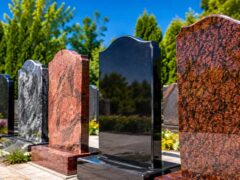 Гранітні пам'ятники Рівне ціна: як вибір кольору впливає на вартість