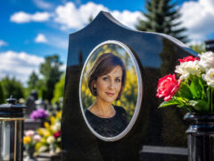 Пам'ятники у Луцьку: вибір фотокераміки та фотоскла від виробника