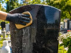 Пам'ятники у Рівному: як правильно очищати граніт без пошкодження каменю