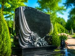 Пам'ятники у Вараші: художнє оформлення без переплати