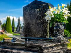 Плями на гранітному пам'ятнику: причини, догляд та очищення