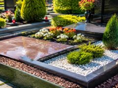 Який матеріал обрати для квітника біля пам'ятника: порівняння варіантів