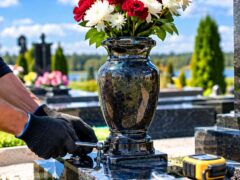 Пам'ятники у Вараші: монтаж гранітних ваз та захист від тріщин взимку