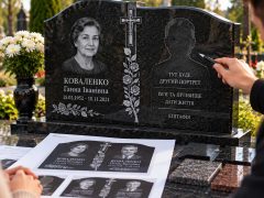 Як залишити місце для другого портрета або напису на пам’ятнику
